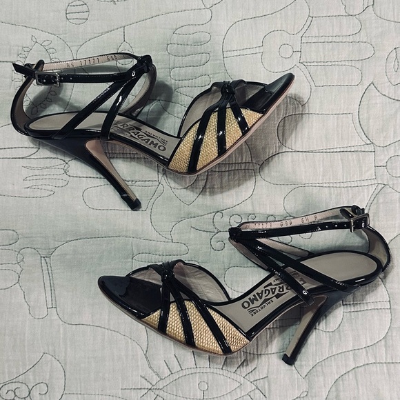 NIB Salvatore Ferragamo Grisbi Raffia Sandal Sz 6.5 B FLAW - Picture 1 of 11